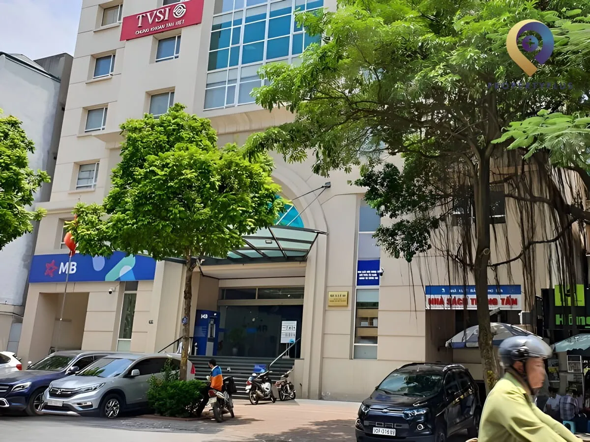 Khu vực sảnh ngoài tòa nhà Thông Tấn Xã Việt Nam tại Hoàn Kiếm